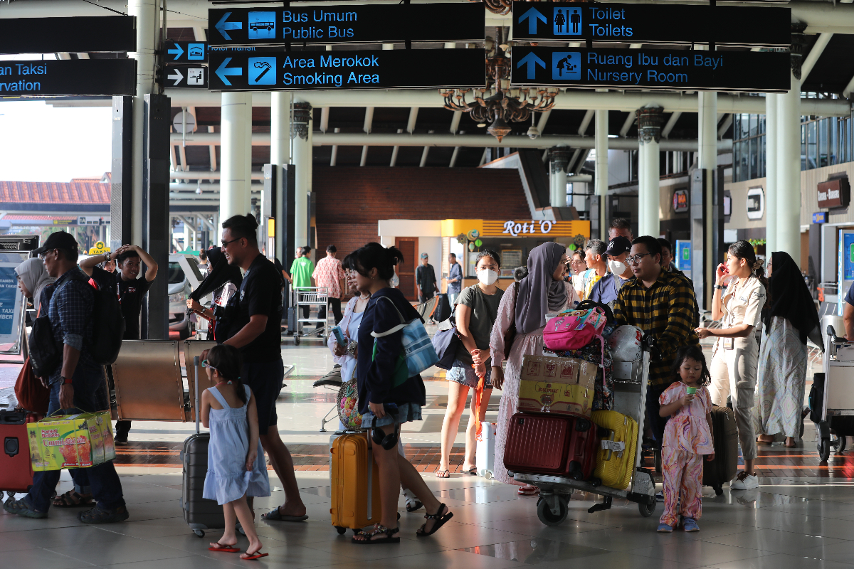 Pemudik arus balik tiba di Terminal 1 Bandara Soekarno Hatta, Tangerang, Banten, Sabtu (13/4/2024). Angkasa Pura II mencatat data rencana ke