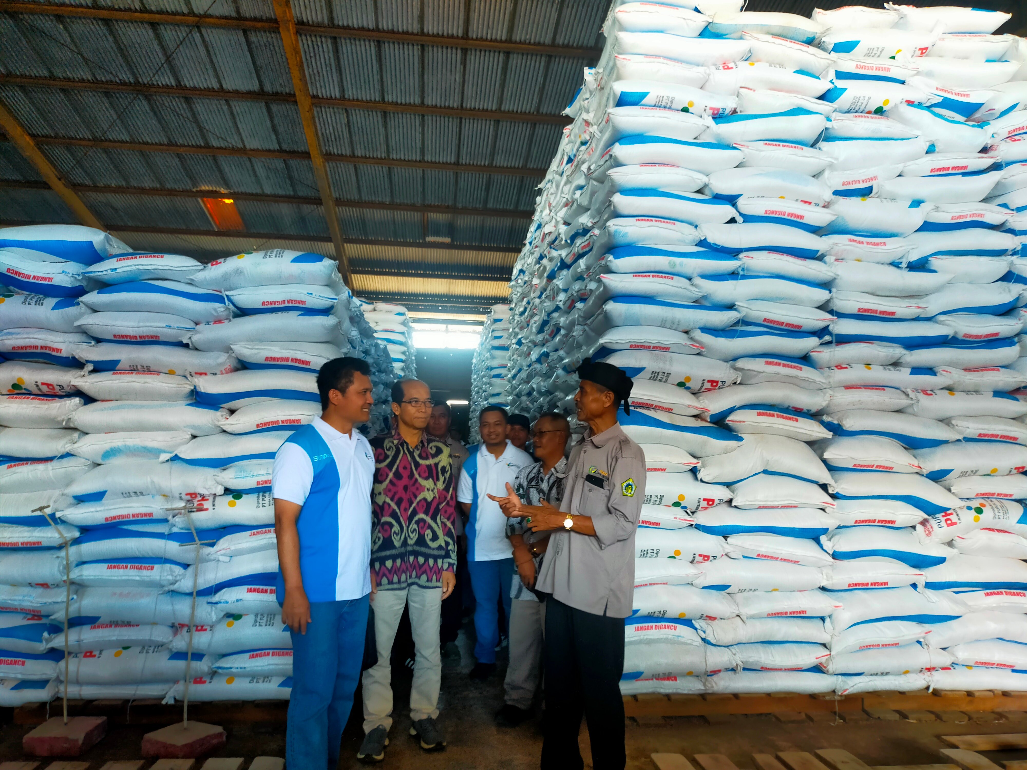 Stok pupuk di gudang milik PT Pupuk Kujang