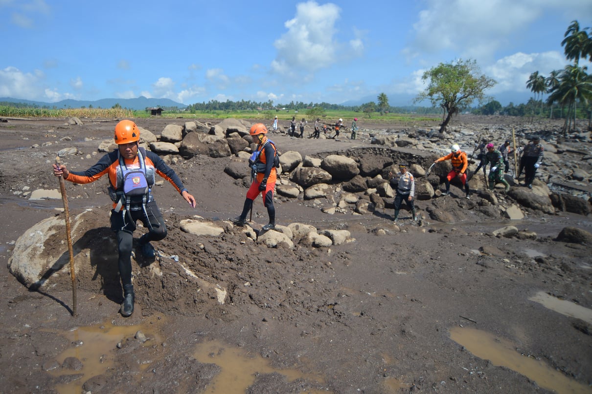 Tim SAR gabungan melakukan pencarian korban banjir bandang di Kecamatan Rambatan, Tanah Datar, Sumatera Barat.