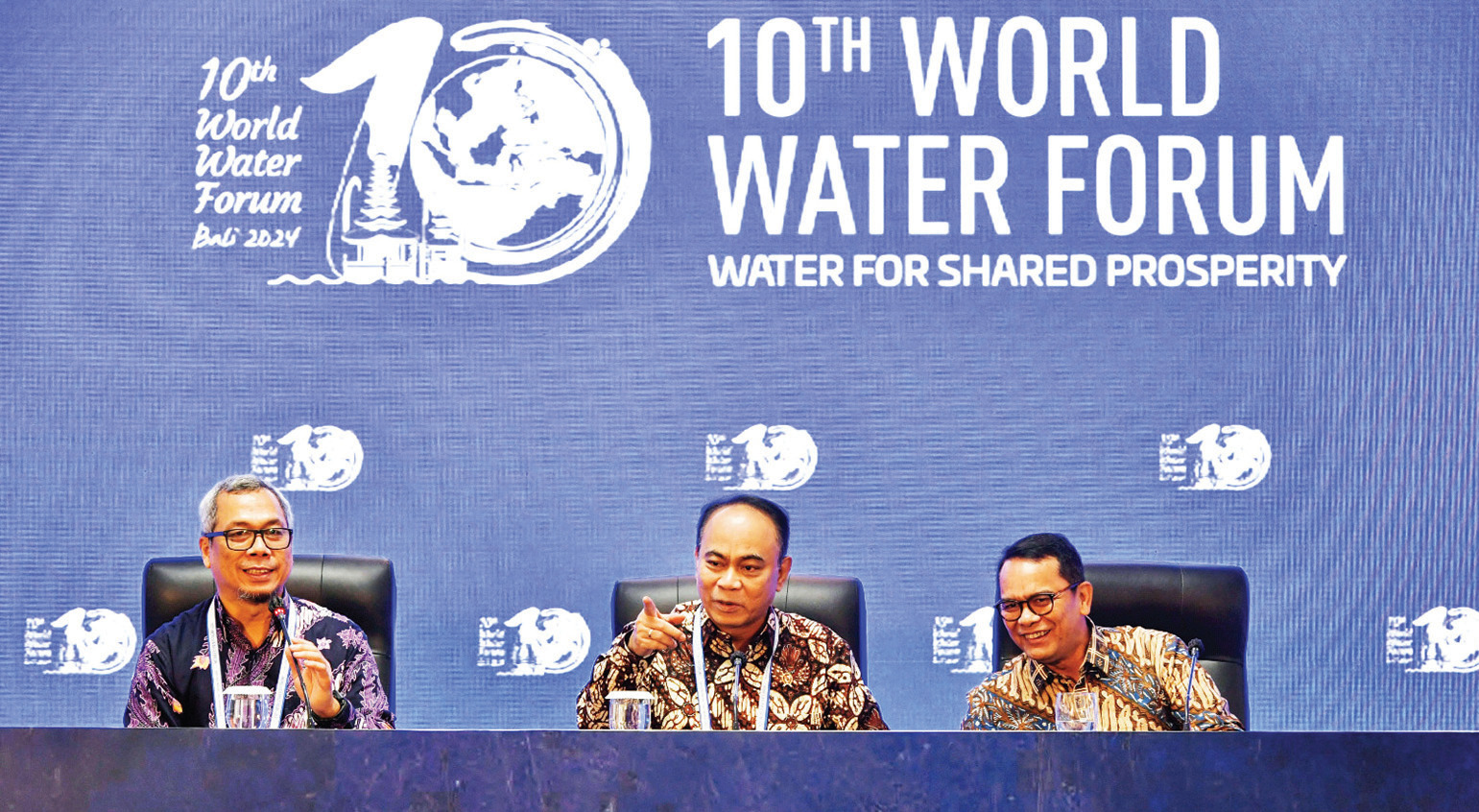 Menkominfo Budi Arie Setiadi (tengah), Dirjen Informasi dan Komunikasi Publik Usman Kansong (kiri), dan Dirjen Kerja Sama Multirateral Kemen