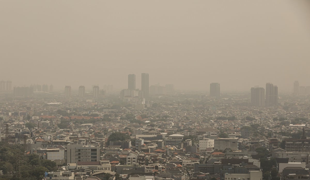 Kota Jakarta yang diselimuti polusi udara di pusat kota Jakarta