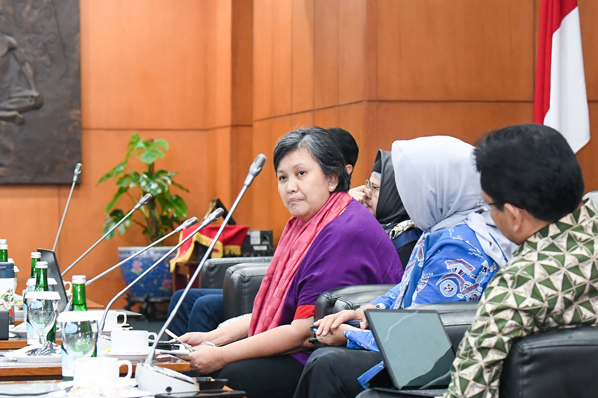 Wakil Ketua MPR RI Lestari Moerdijat (ketiga dari kanan) memberi sambutan di acara Forum Diskusi Denpasar 12.