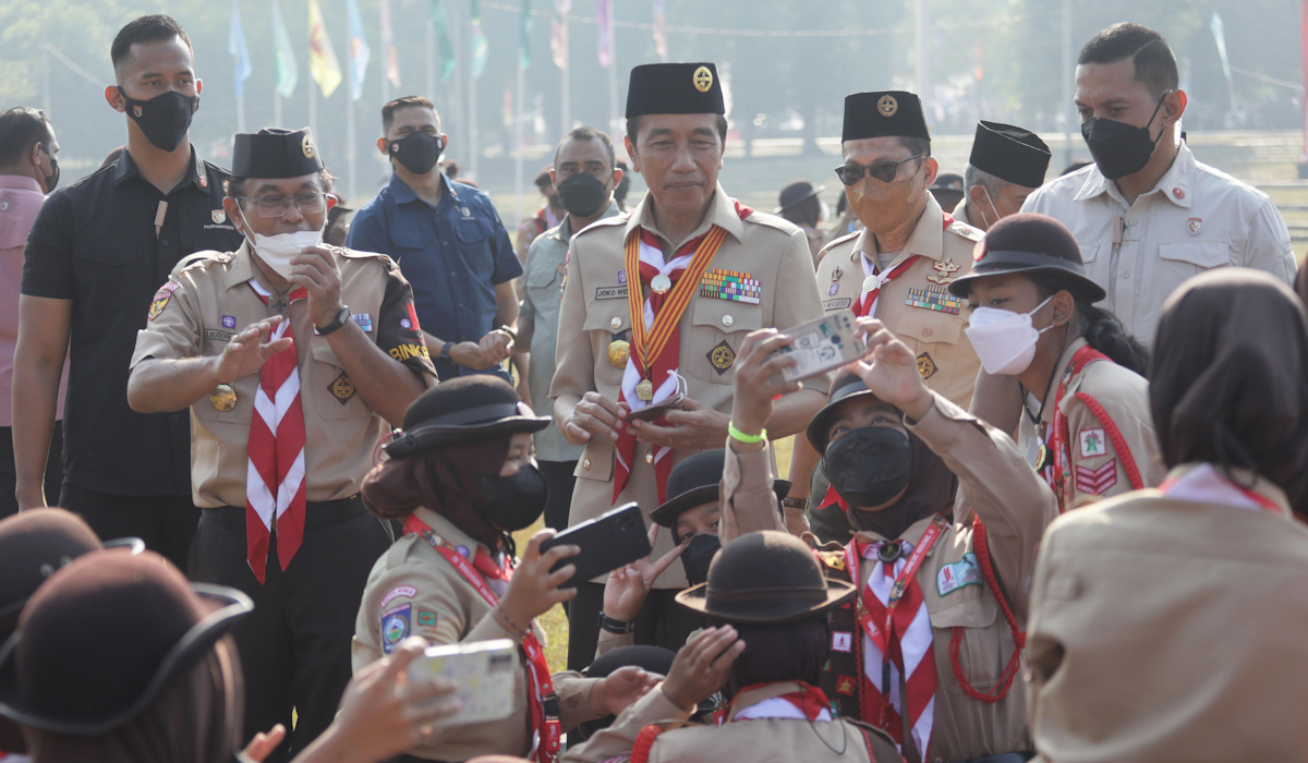 Presiden Joko Widodo (tengah) menyapa peserta Jambore Nasional Gerakan Pramuka 2022