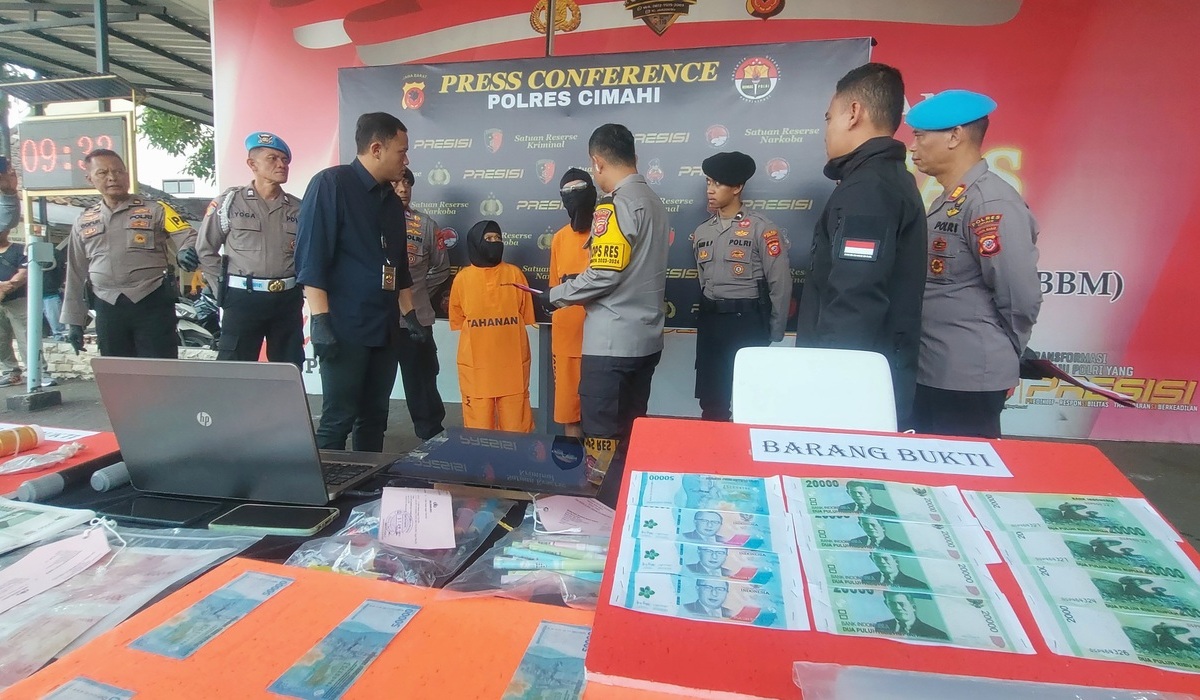Satreskrim Polres Cimahi menangkap pembuat dan pengedar uang palsu.