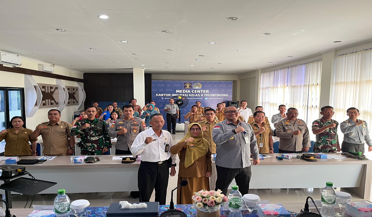Foto bersama peserta sosialisasi kawin campur, permohonan fasilitas keimigrasian, dan kewarganegaraan ganda di Imigrasi Entikong.