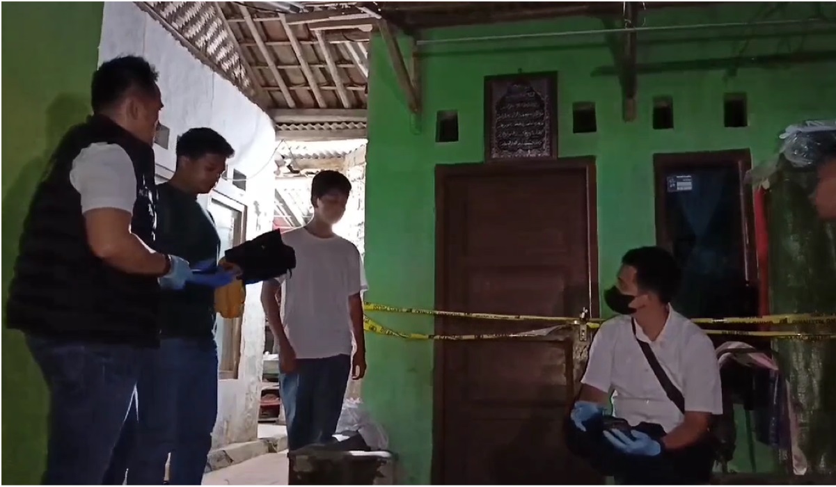 Polisi di tempat kejadian perkara.