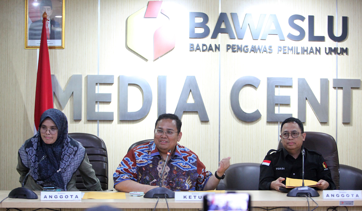 Ketua Badan Pengawas Pemilu (Bawaslu) Rahmat Bagja (tengah) didampingi anggota Bawaslu Lolly Suhenty (kiri) dan Puadi 