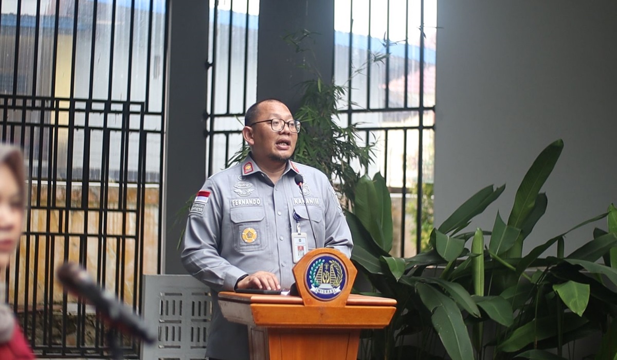 Kepala Kantor Imigrasi Kelas II TPI Entikong Sam Fernando saat membuka operasi gabungan.