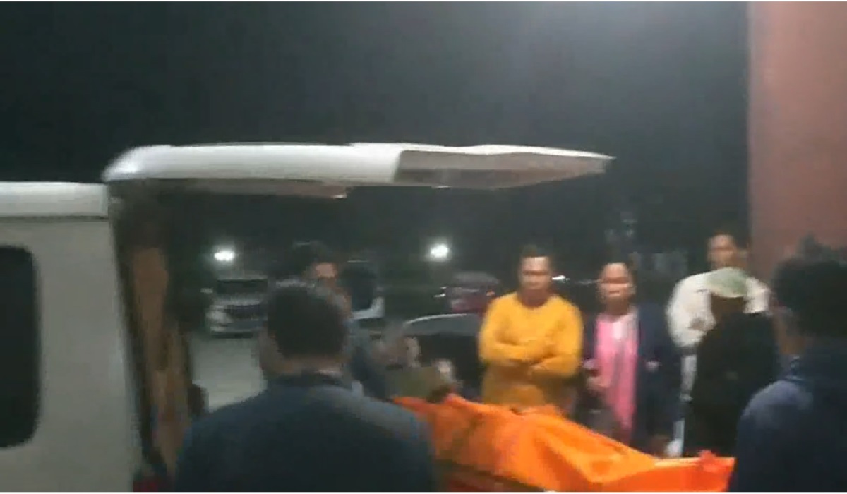 Jenazah siswi dimasukkan dalam ambulans.