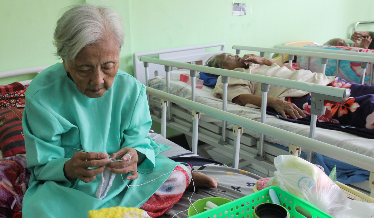 Warga lansia di UPTD Griya Wreda Jambangan Surabaya.