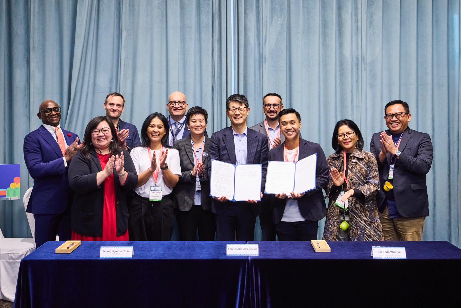 Penandatanganan kesepakatan tuan rumah World of Coffee oleh CEO Specialty Coffee Association (SCA), Yannis Apostolopoulos