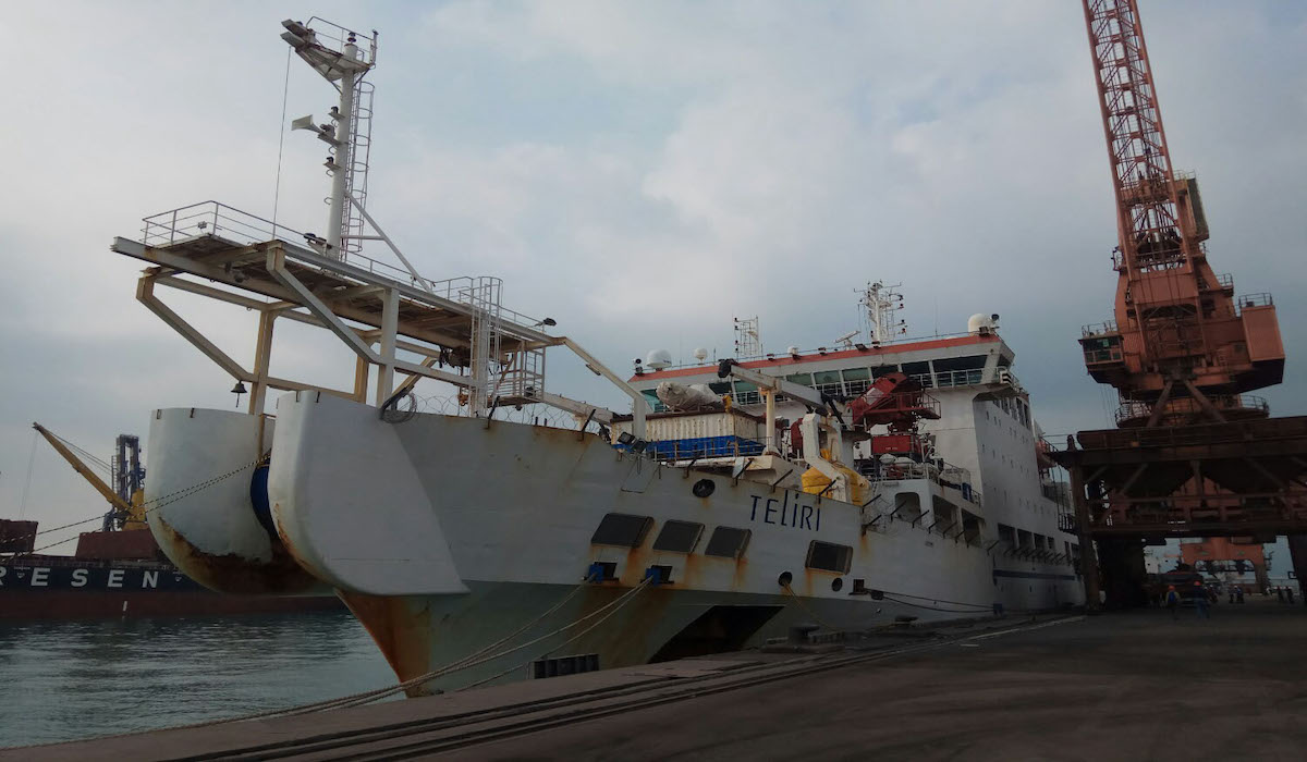 Proses menggelar kabel optik Palapa Ring Timur