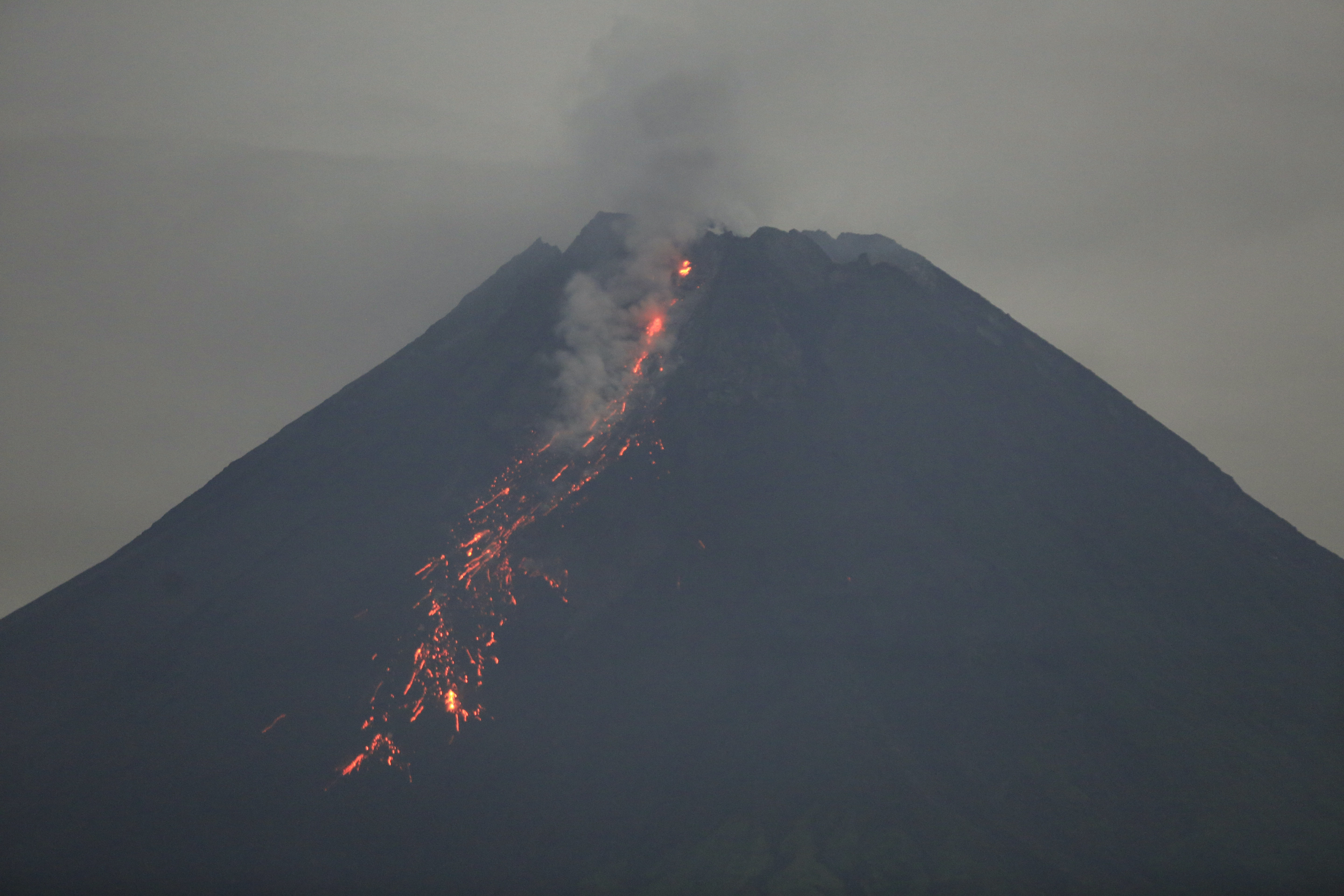 Luncuran lava pijar keluar dari kubah lava Gunung Merapi.