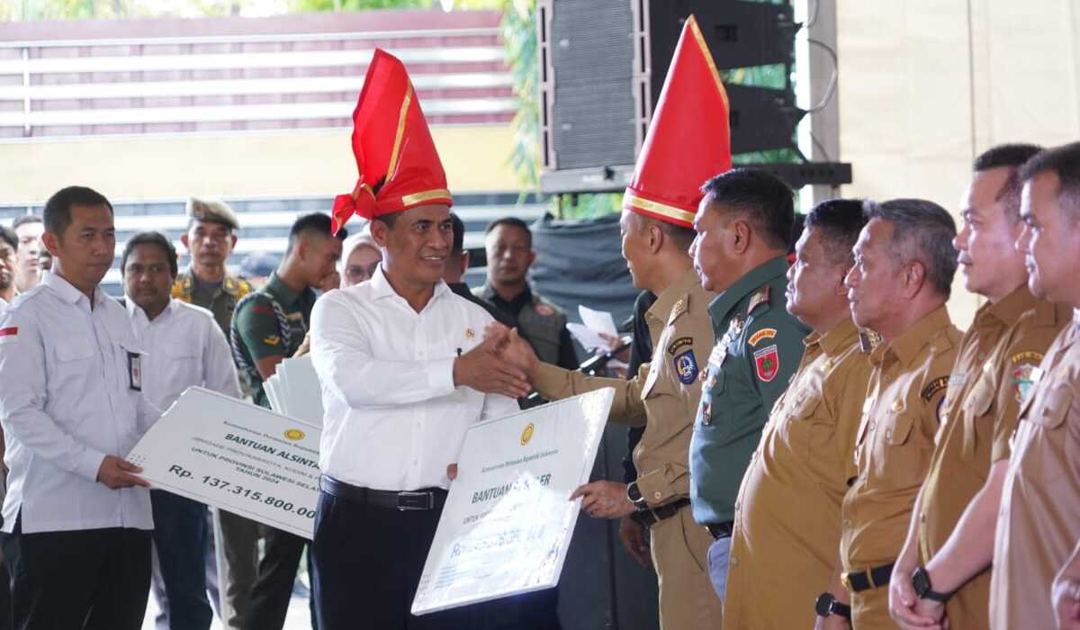 Mentan Serahkan Bantuan Pertanian Senilai Rp410 M untuk Korban Bencana di Sulsel.