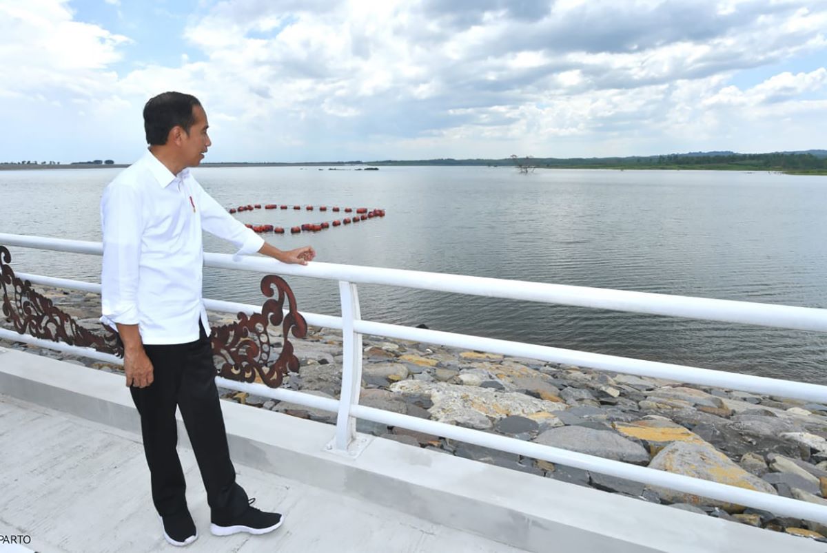 Presiden Joko Widodo melihat Bendungan Semantok di Jawa Timur.