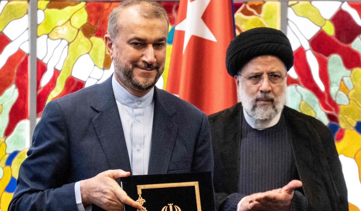Menlu Iran Hossein Amir-Abdollahian (kiri) dan Presiden Iran Ebrahim Raisi.