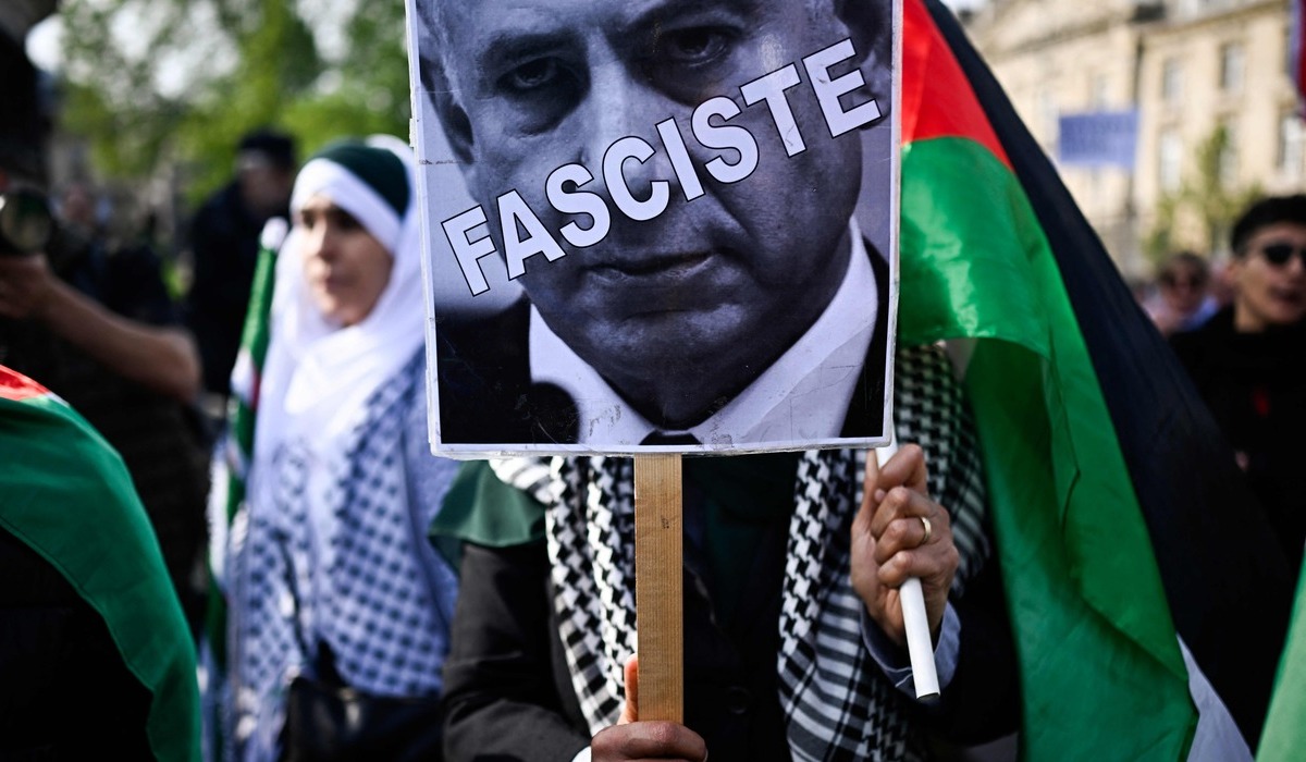 Poster yang menyebut Benjamin Netanyahu sebagai fasis di Paris.
