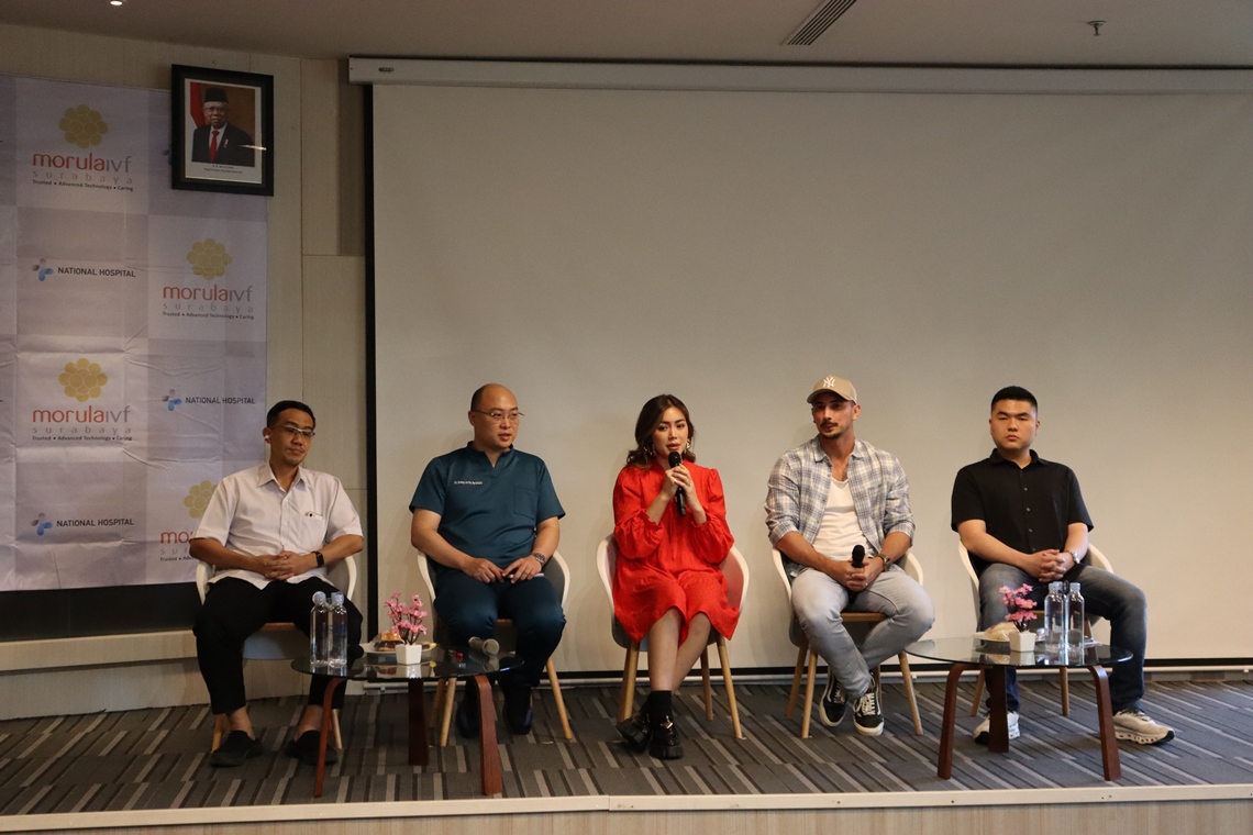 Jessica Iskandar (tengah)