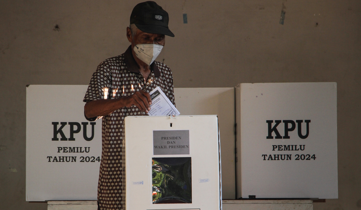 Ilustrasi: warga menggunakan hak pilihnya saat mengikuti pemungutan suara ulang (PSU) Pemilu 2024 