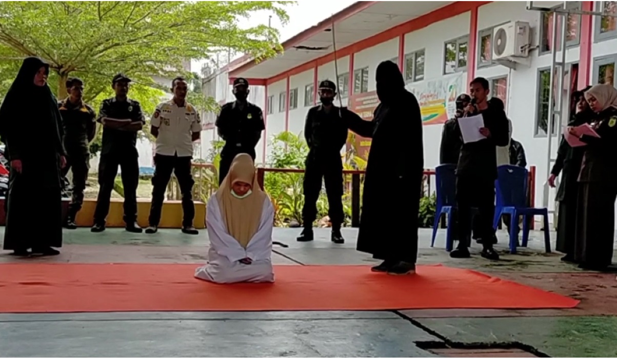 Hukuman cambuk berlangsung.