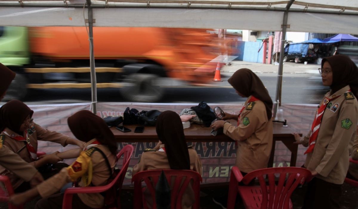 Anggota Pramuka membuka posko kesehatan gratis di Kawasan Pasar Rajamandala, Cipatat, Kabupaten Bandung Barat, Jawa Barat, Kamis (4/4/2024).