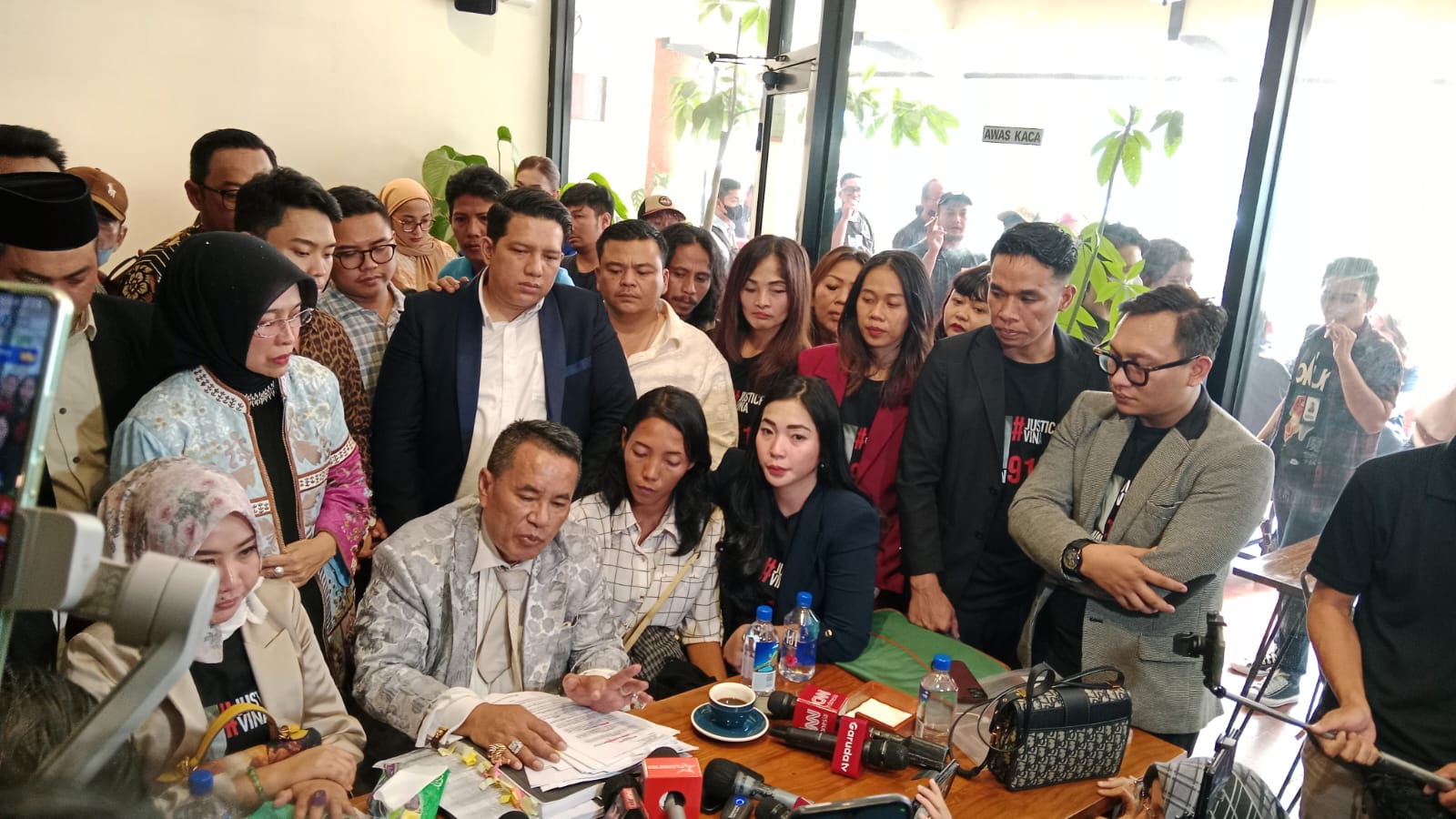 Hotman Paris lakukan jumpa pers terkait kasus pembunuhan Vina