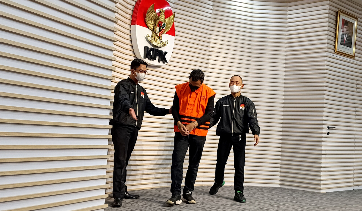 Tersangka Bupati Sidoarjo Ahmad Muhdlor Ali mengenakan rompi tahanan usai ditetapkan menjadi tersangka 