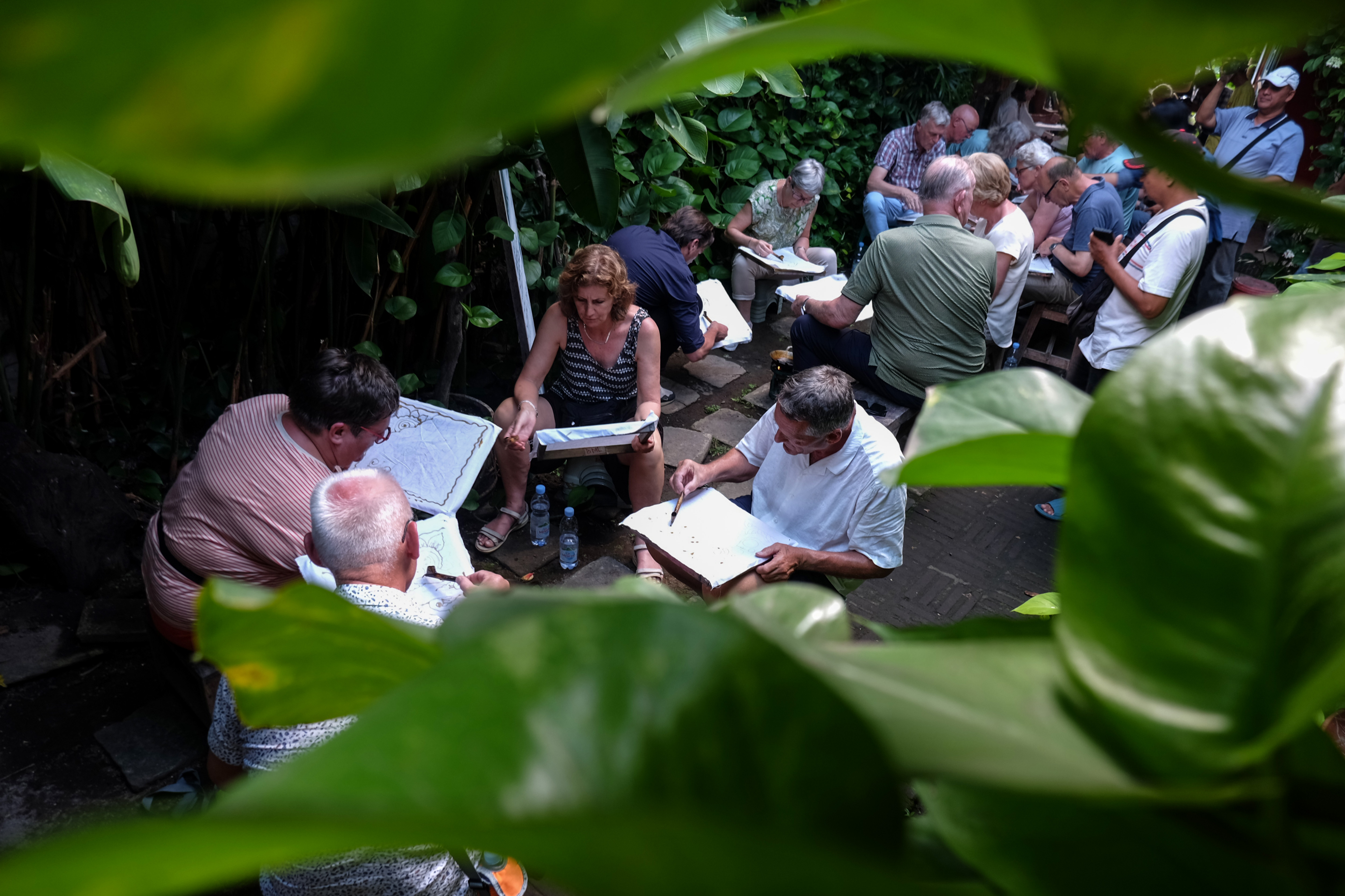 Sejumlah turis asing belajar membatik di Mahkota Batik Laweyan, Solo, Jawa Tengah, Minggu (5/5/2024).