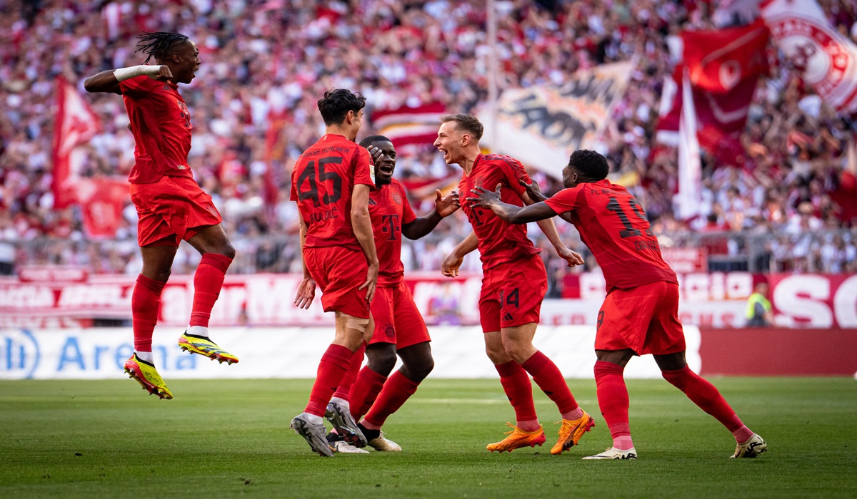 Para pemain Bayern Muenchen melakukan selebrasi usai mencetak gol ke gawang Wolfsburg.