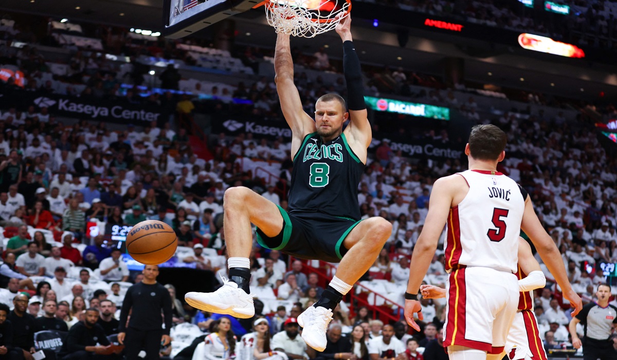 Center Boston Celtics Kristaps Porzingis melakukan slam dunk di laga playoff NBA melawan Miami Heat.