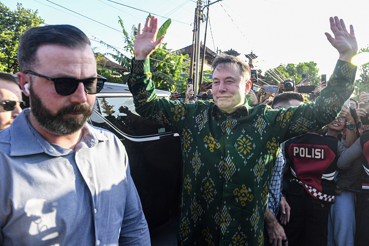  CEO Tesla Inc. sekaligus SpaceX Elon Musk menyapa warga saat akan meluncuran Starlink di Bali.