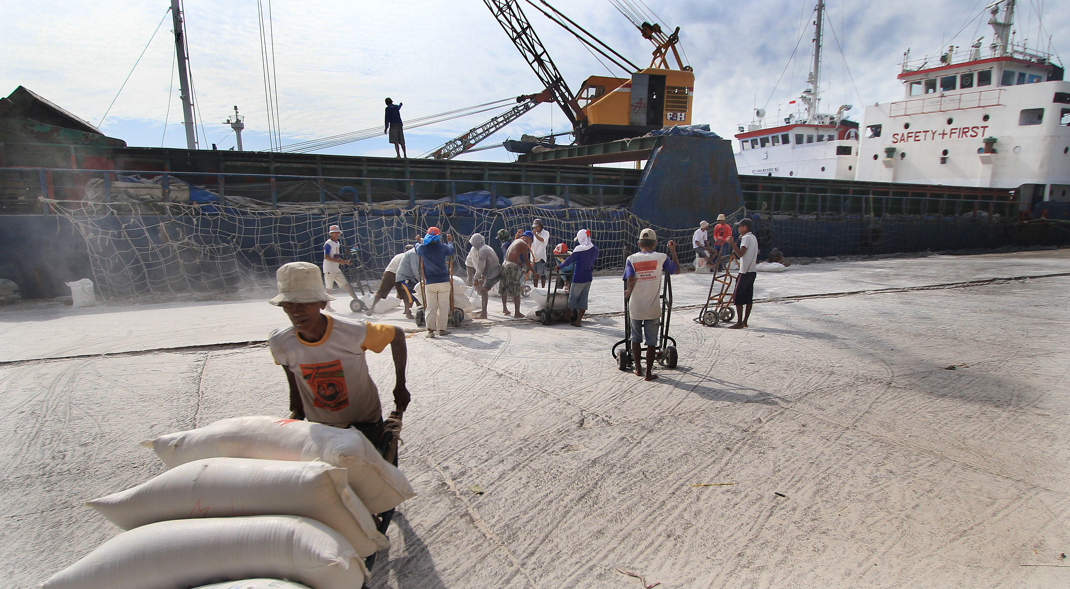 Buruh angkut tengah melakukan kegiatan bongkar muat di Pelabuhan Cirebon