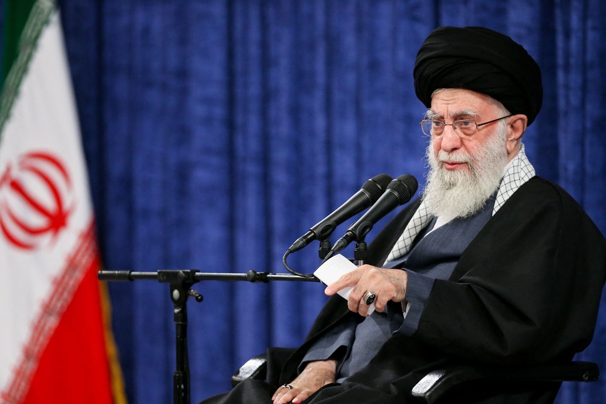 Pemimpin Revolusi Islam, Ayatollah Seyed Ali Khamenei, memimpin salat jenazah Presiden Iran Raisi