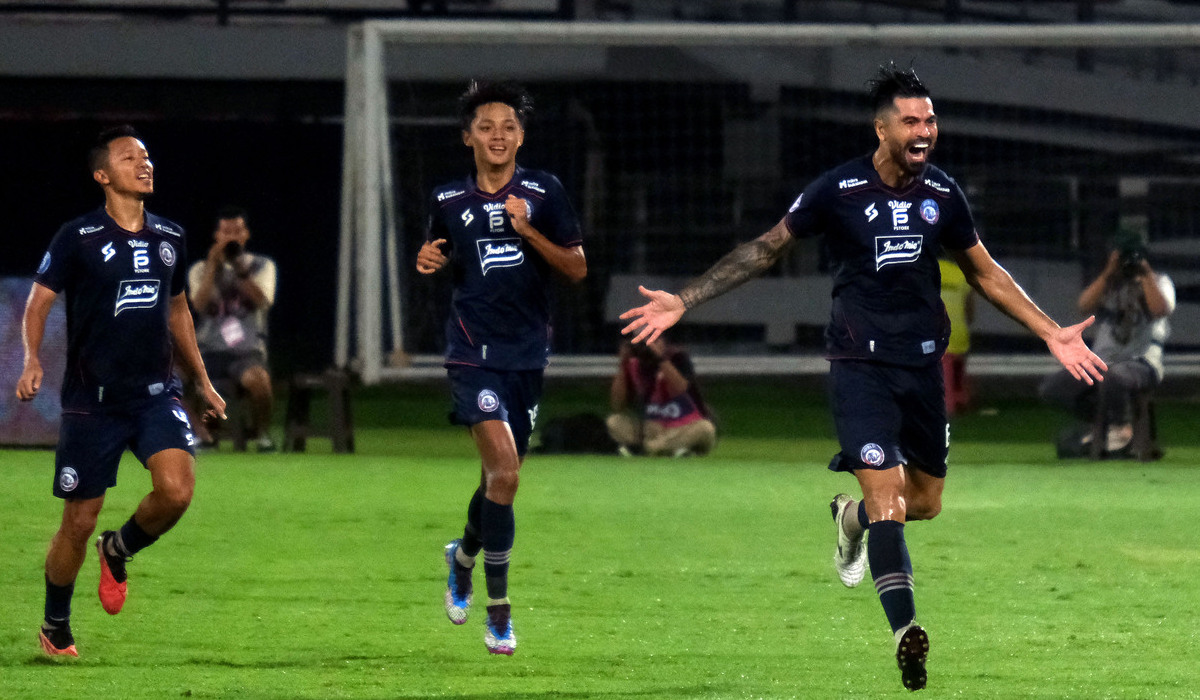 Pesepak bola Arema FC Julian Guevara (kanan) bersama rekan setimnya.