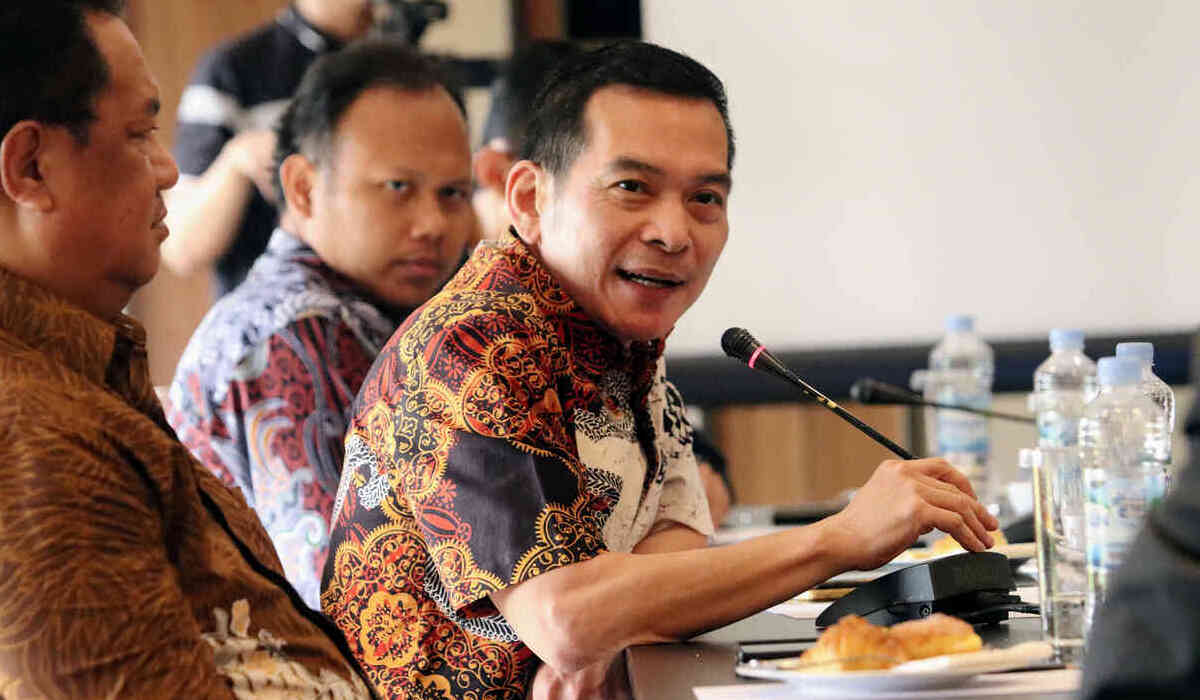 Anggota Komisi IV DPR Daniel Johan (tengah).