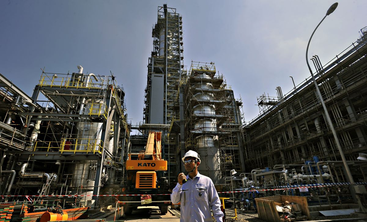 Pekerja melakukan pengawasan pembangunan pabrik Polyethylene (PE) baru berkapasitas 400 ribu ton per tahun.