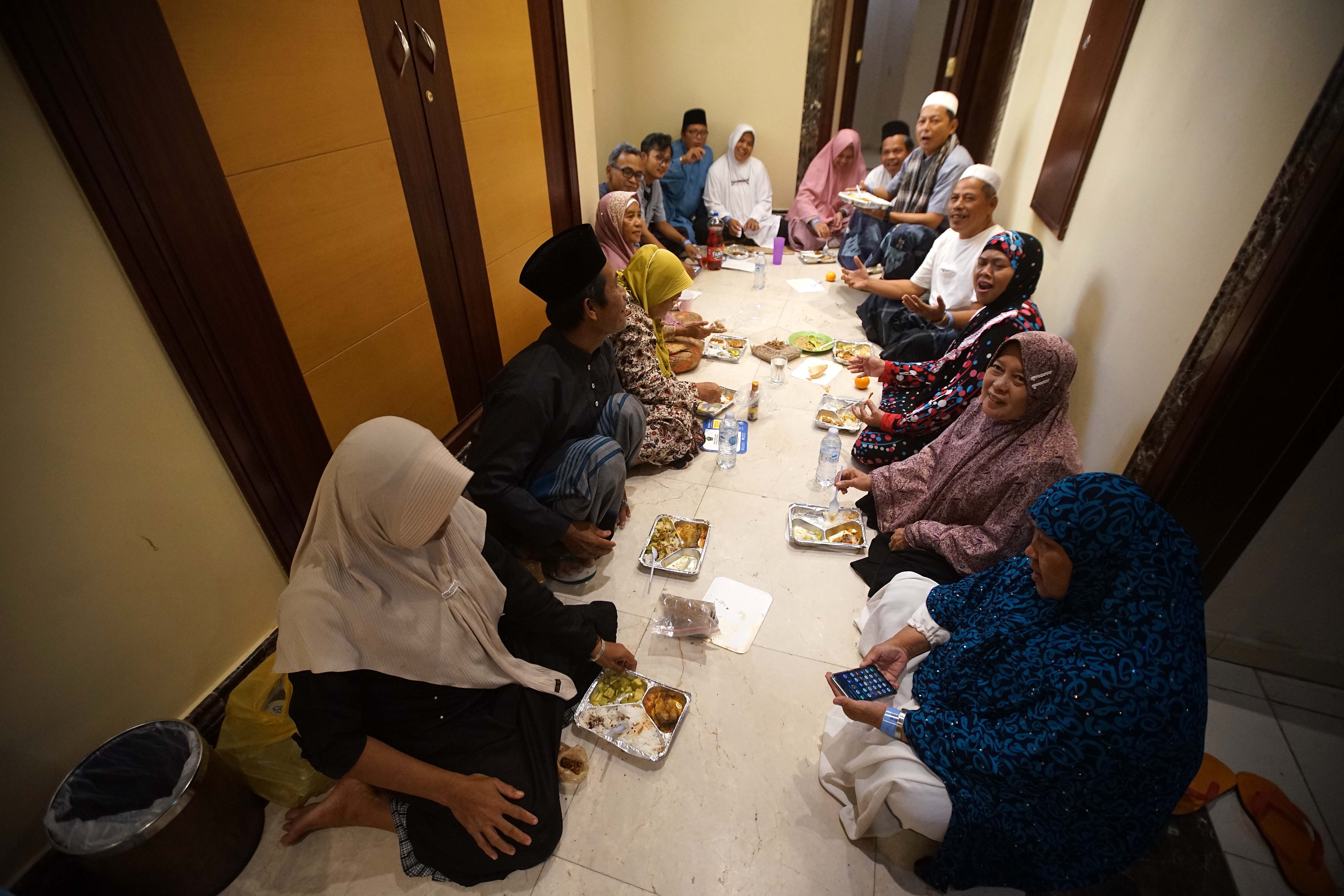 Jemaah haji Indonesia makan bersama (Botram) di selasar kamar hotel Sa'ad Palace, Misfalah, Mekkah, Arab Saudi, Minggu (3/7/2022). 