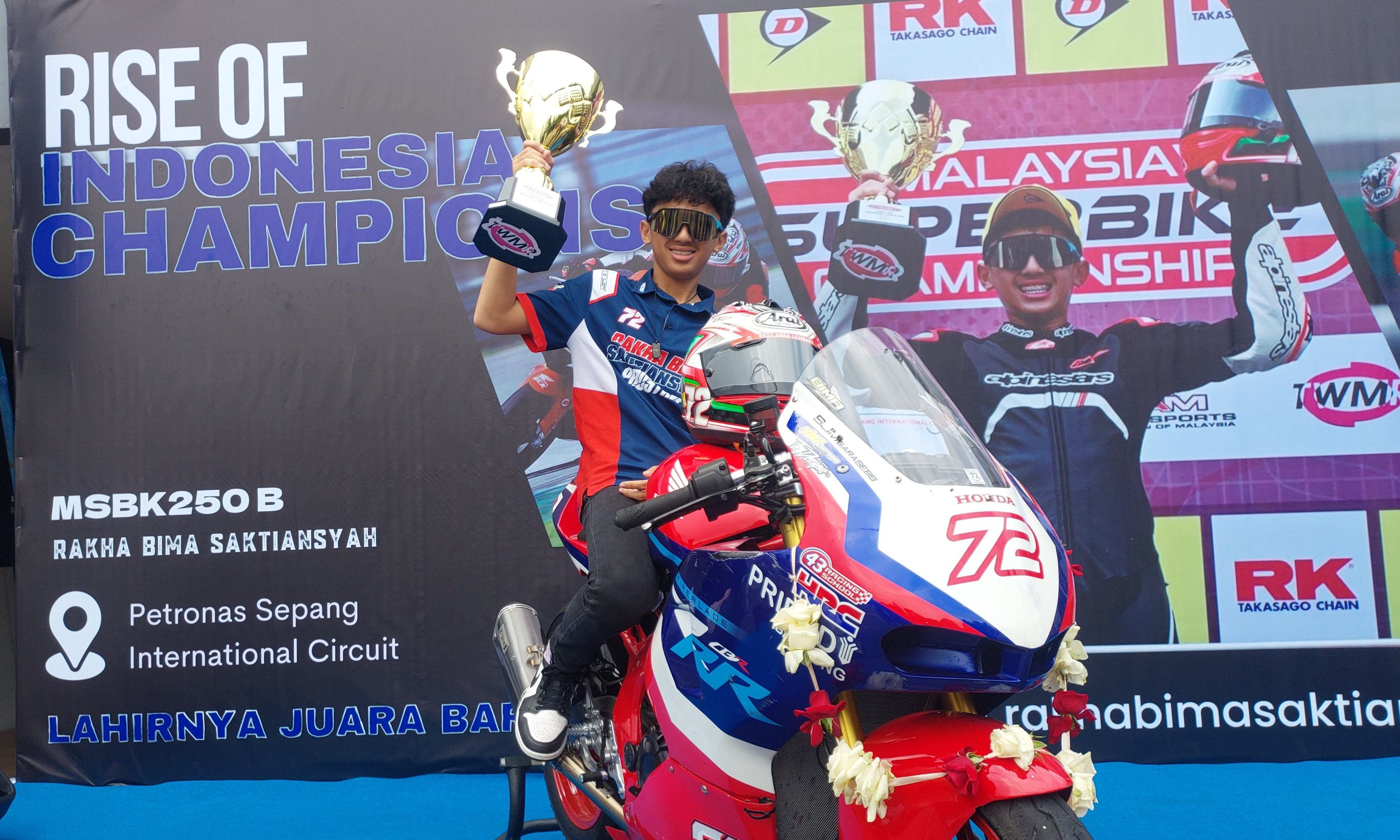 Pebalap asal Lembang, Rakha Bima Saktiansyah menunjukkan piala sesuai menjuarai ajang balap motor di Sepang, Malaysia.