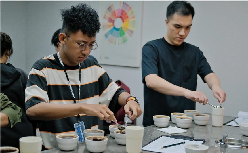 Peserta kelas Cupping sedang belajar tentang kualitas rasa dan aroma kopi di ABCD School of Coffee.