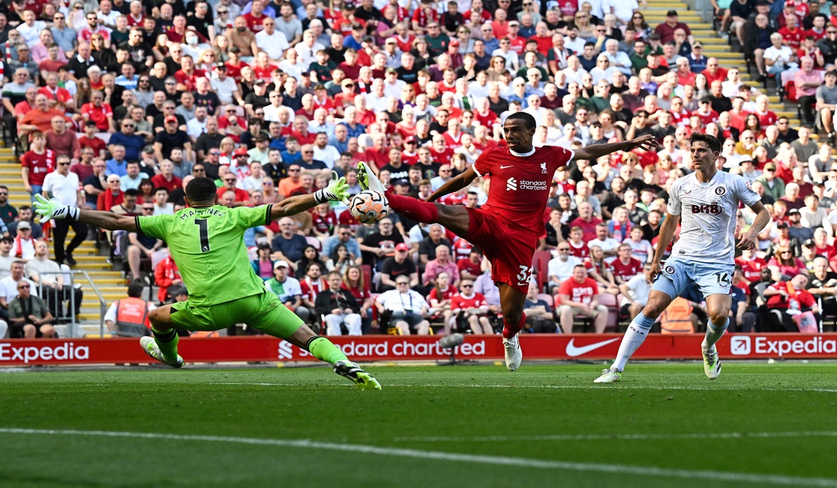 Bek tengah Liverpool Joel Matip (tengah)