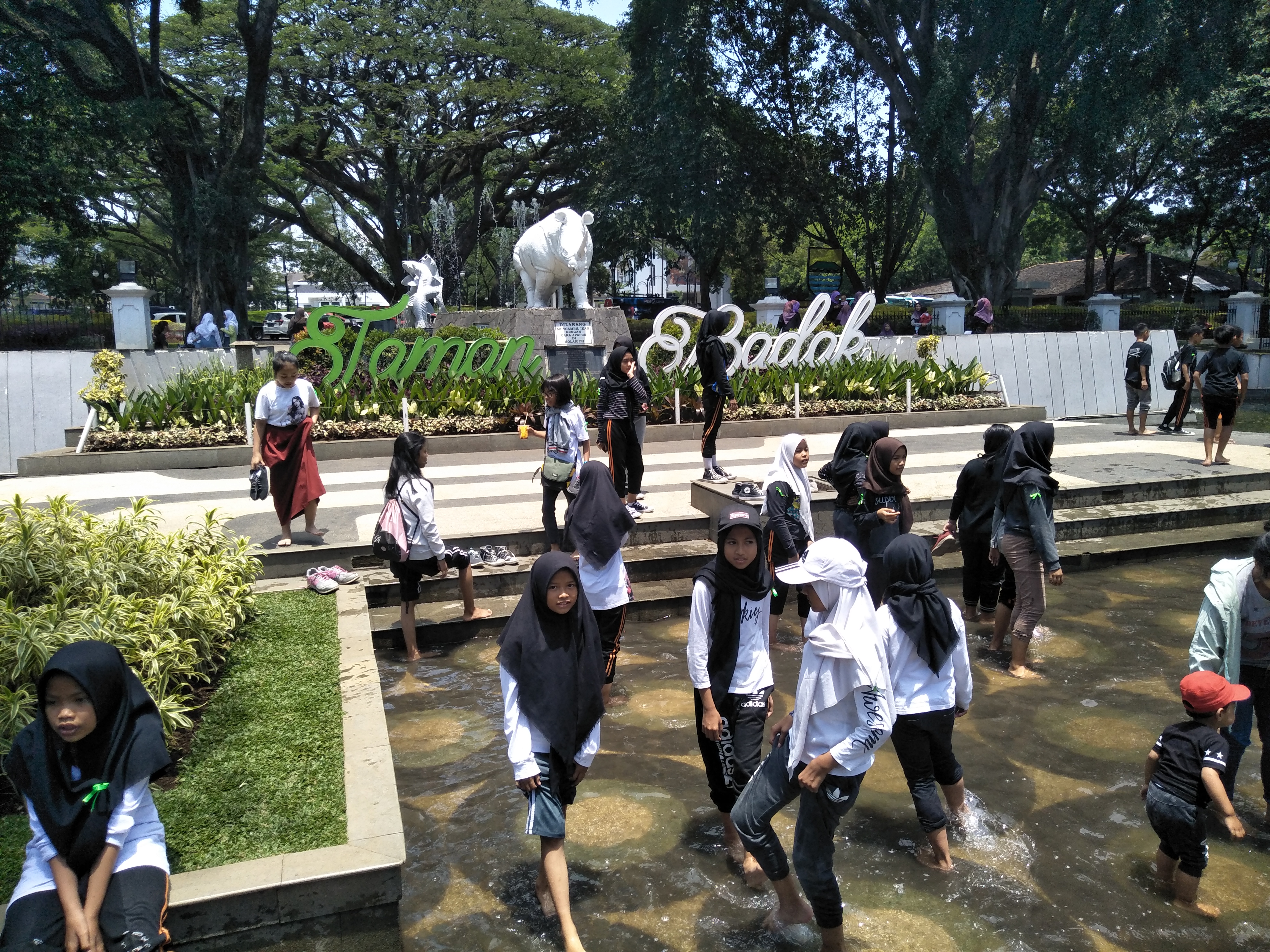 Warga bermain di area taman di dalam Balai Kota Bandung