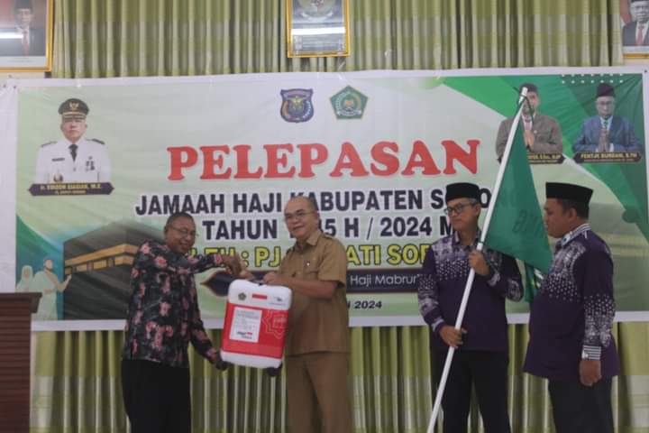 PJ Bupati Sorong Edison Siagian melepas 81 calon haji berangkat ke Tanah Suci, Senin (25/5).