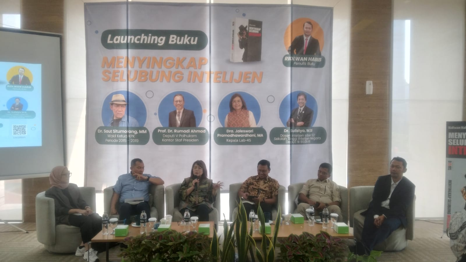 Peluncuran buku  Menyingkap Selubung Intelijen. 