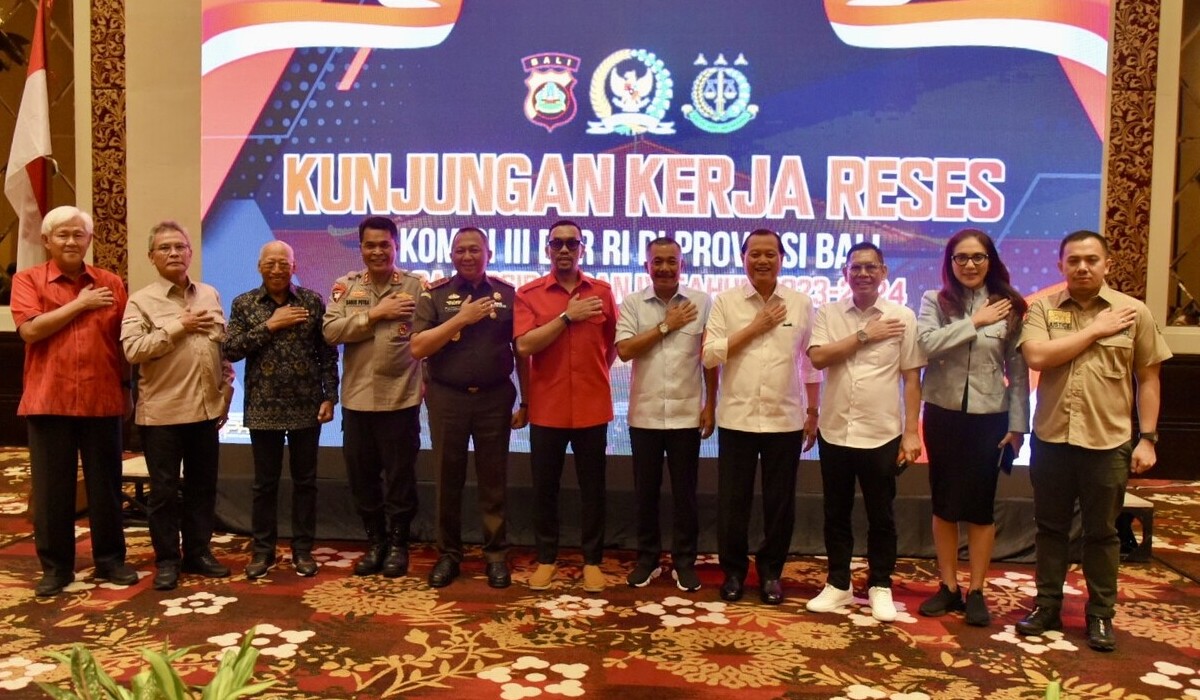 Anggota Komisi III DPR RI I Wayan Sudirta usai pertemuan Kunjungan Kerja Reses Komisi III DPR RI di Denpasar, Bali.