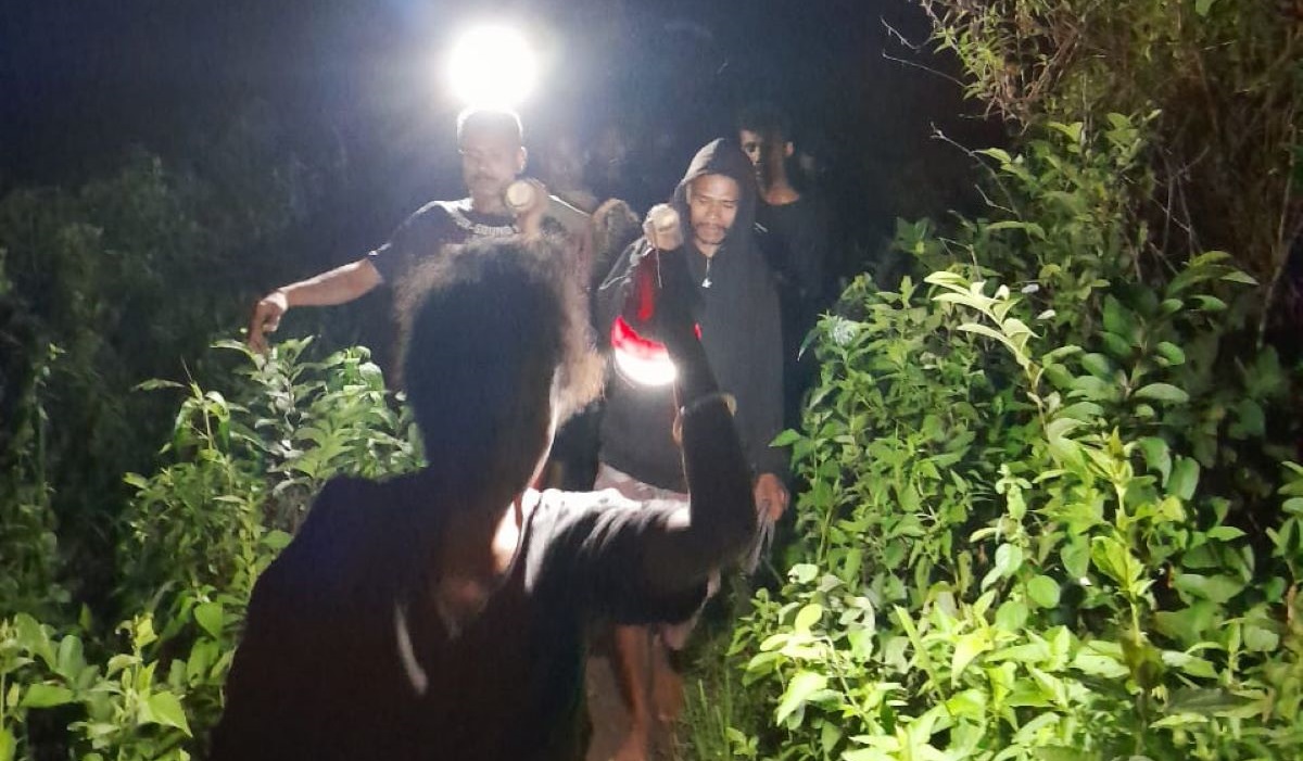 Warga Tandu Pasien Ke Puskesmas terdekat, Kabupaten Sikka -NTT.