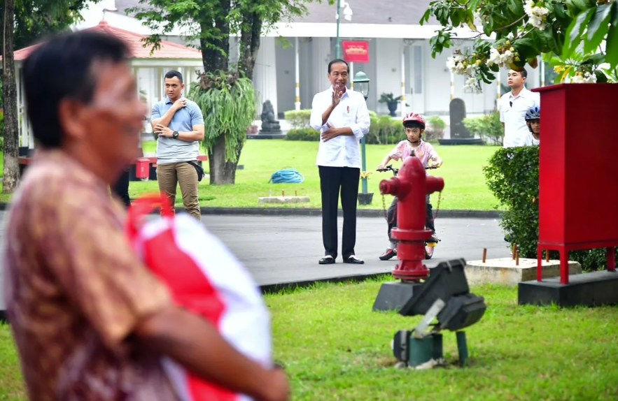 Presiden Jokowi membagikan sembako di area Kompleks Istana Kepresidenan Yogyakarta