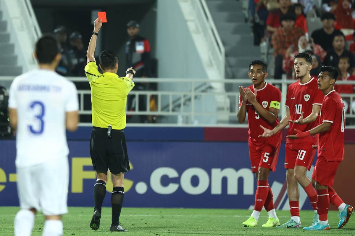 Wasit Tiongkok Shen Yinhao memberikan kartu merah kepada bek Indonesia Rizky Ridho