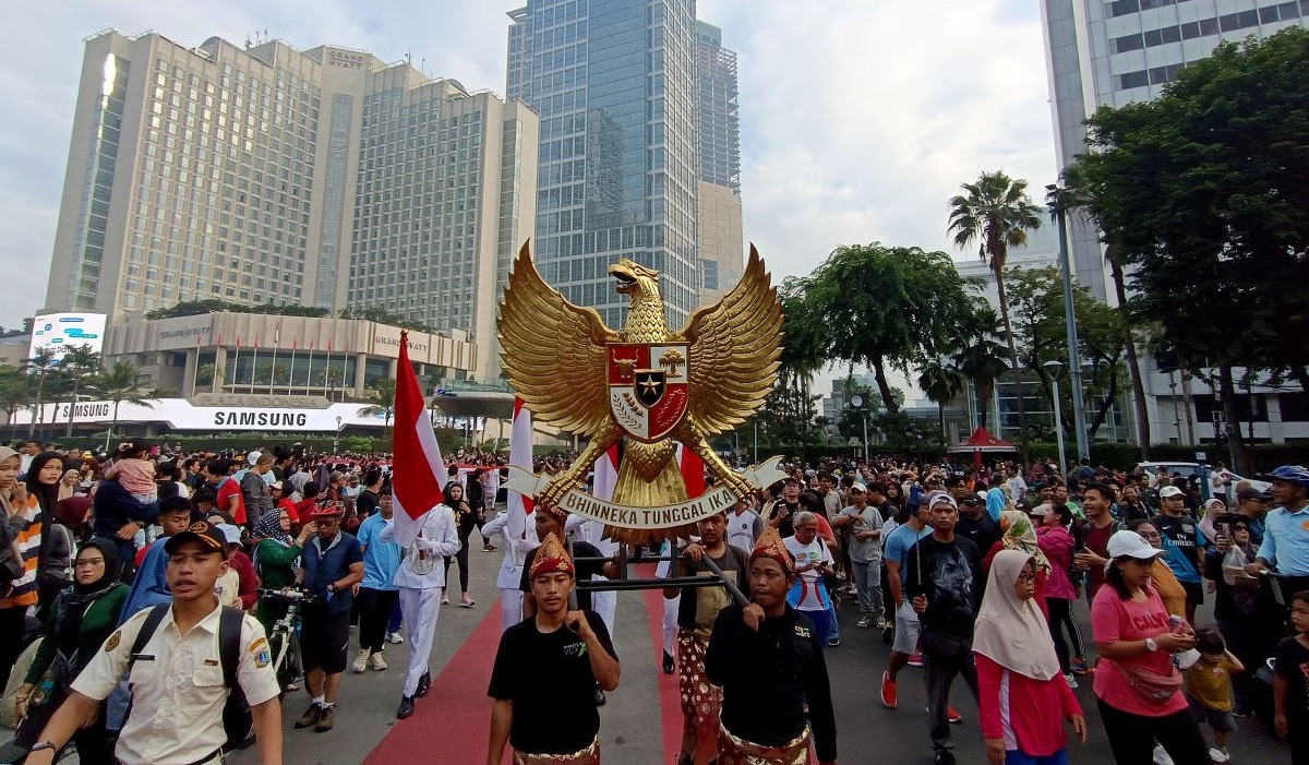 Marching band dari Taruna IPDN unjuk kebolehan menghibur masyarakat dalam car free day di kawasan Thamrin, Jakarta, Minggu (26/5/2024).
