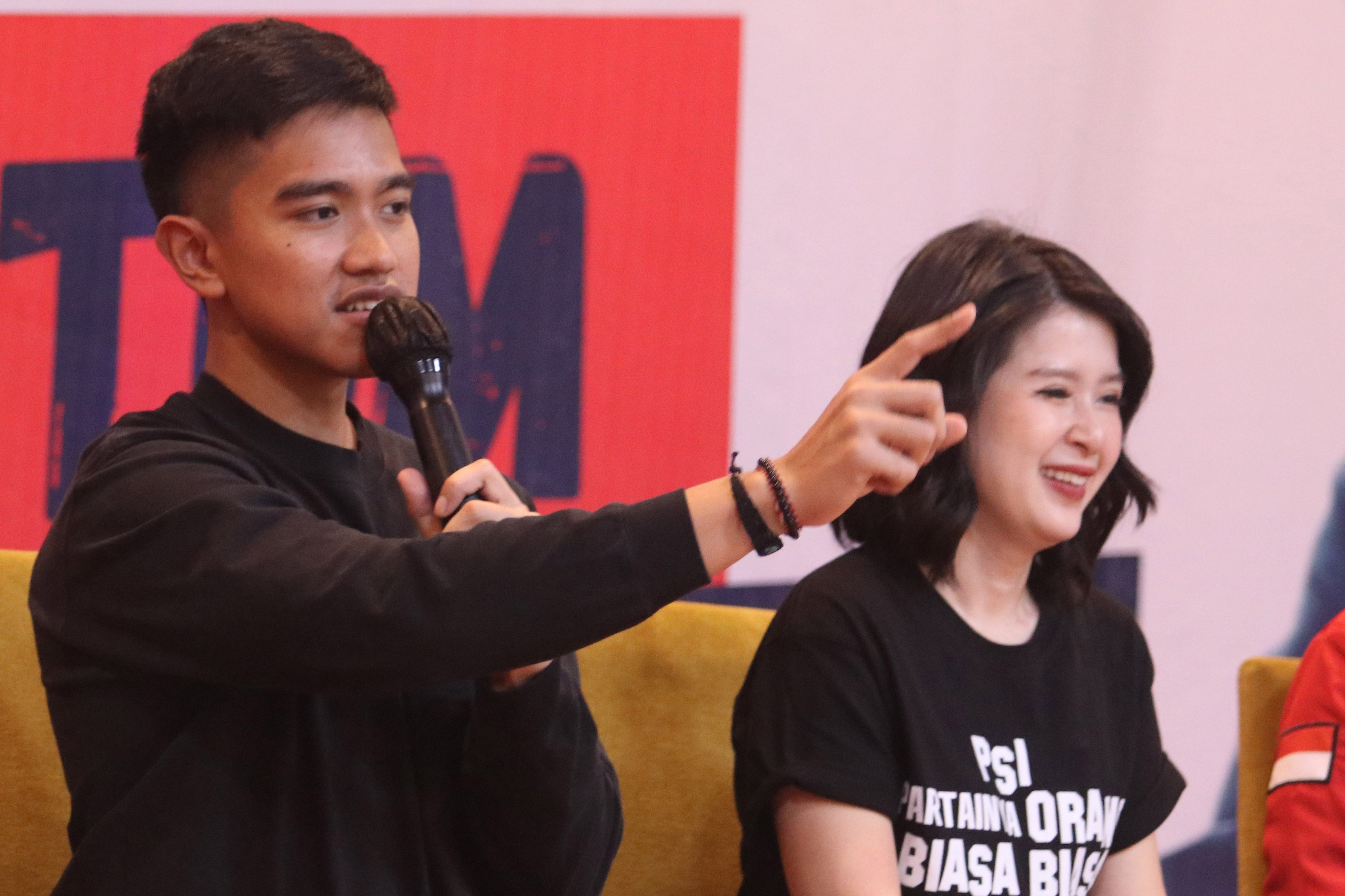 Ketua Umum Partai Solidaritas Indonesia (PSI) Kaesang Pangarep (kiri) bersama Wakil Ketua Dewan Pembina PSI Grace Natalie 