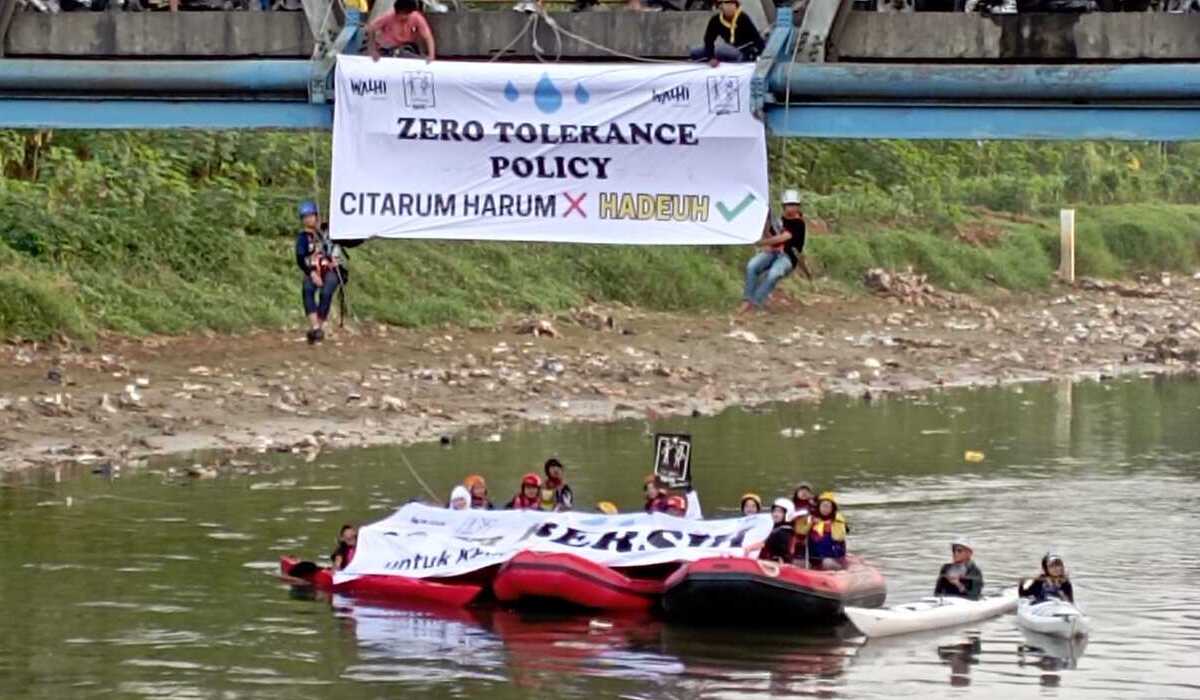 Walhi Jabar memasang spanduk Zero Tolerance Policy di Sungai Citarum.